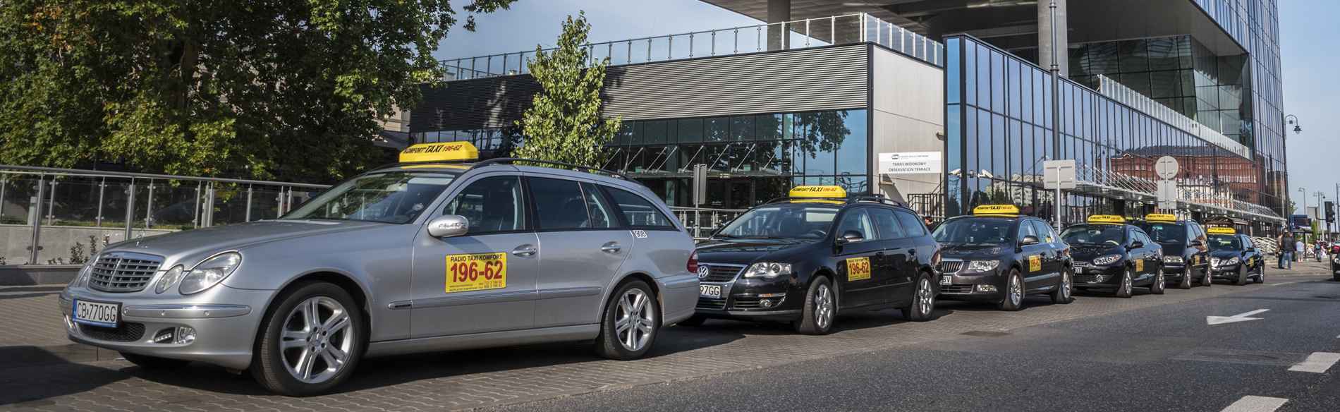 Na pierwszym planie Mercedes Taxi Komfort
