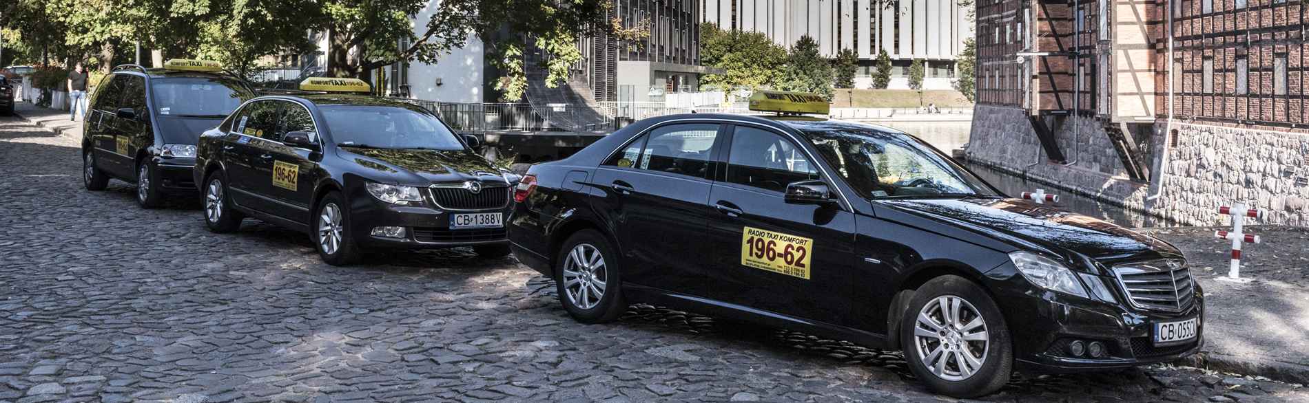 Trzy samochody Taxi Komfort w szeregu