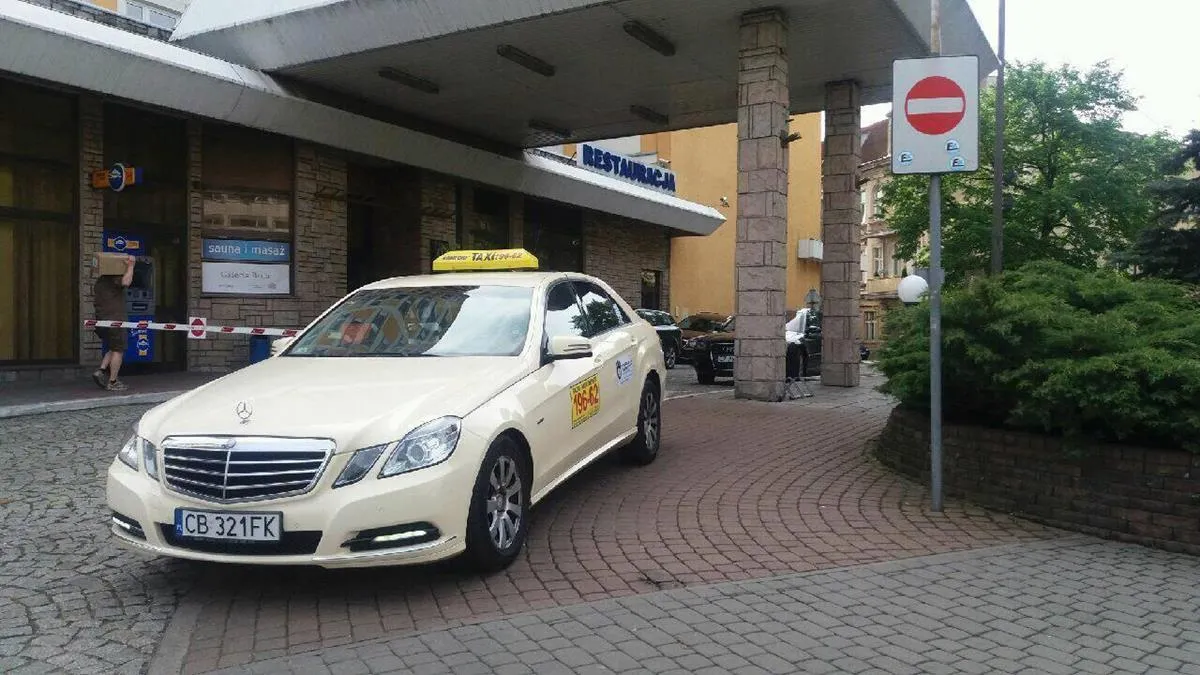 Taxi pod restauracją